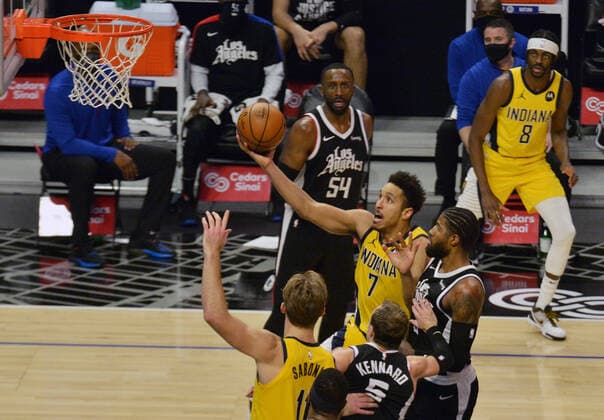Basketball, NBA, Los Angeles Clippers - Indiana Pacers Indiana Pacers point guard Malcolm Brogdon (7) scores past Los Angeles Clippers Luke Kennard and Paul George during the fourth quarter at Staples Center in Los Angeles on Sunday, January 17, 2021. The Clippers defeated the short-handed Pacers 129-96.  LAP2021011702 JIMxRUYMEN