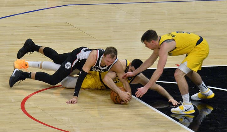 Basketball, NBA, Los Angeles Clippers - Indiana Pacers A jump ball is called as Indiana Pacers center Goga Bitadze (88) and Los Angeles Clippers guard Luke Kennard fight for control of the ball during the fourth quarter at Staples Center in Los Angeles on Sunday, January 17, 2021. The Clippers defeated the short-handed Pacers 129-96.  LAP2021011705 JIMxRUYMEN