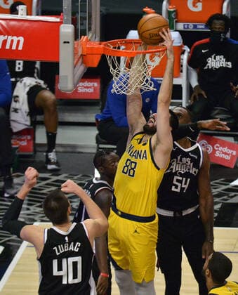 Basketball, NBA, Los Angeles Clippers - Indiana Pacers Indiana Pacers center Goga Bitadze (88) scores over Los Angeles Clippers center Ivica Zubac during the fourth quarter at Staples Center in Los Angeles on Sunday, January 17, 2021. The Clippers defeated the short-handed Pacers 129-96.  LAP2021011708 JIMxRUYMEN