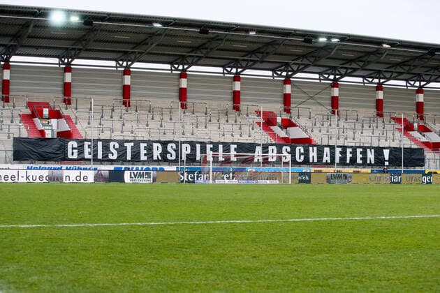Halle - Bayern II 16.01.2021 Halle, 16.01.2021, ERDGAS-Sportpark, Fußball, Herren, 3. Liga, 19. Spieltag , Hallescher FC - FC Bayern München II 0:4 (0:2) , Im Bild: Banner GEISTERSPIELE ABSCHAFFEN ! im Erdgas Sportpark , Gemäß den Vorgaben des DFB, Deutscher Fußball Bund, ist es untersagt, in dem Stadion und oder vom Spiel angefertigte Fotoaufnahmen in Form von Sequenzbildern und oder videoähnlichen Fotostrecken zu verwerten bzw. verwerten zu lassen. DFB regulations prohibit any use of photographs as image sequences and or quasi-video.