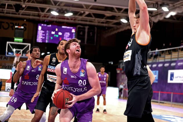 GSD zje123 Basketball Bundesliga Saison 2020 21 BG Göttingen - Ratiopharm Ulm Göttingens Will Rayman (am Ball) gegen Ulms Patrick Heckmann (rechts) und Isaiah Wilkins