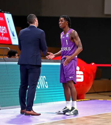 GSD zje123 Basketball Bundesliga Saison 2020 21 BG Göttingen - Ratiopharm Ulm Göttingens Deishuan Booker (rechts) mit Trainer Roel Moors