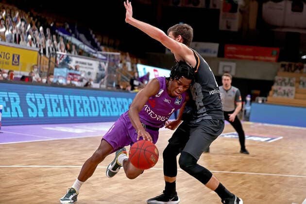 GSD zje123 Basketball Bundesliga Saison 2020 21 BG Göttingen - Ratiopharm Ulm Göttingens Deishuan Booker (am Ball) gegen Ulms Christoph Philipps