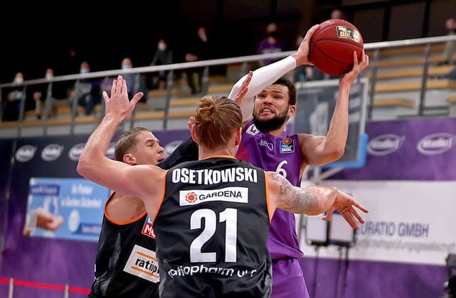GSD zje123 Basketball Bundesliga Saison 2020 21 BG Göttingen - Ratiopharm Ulm Göttingens Luke Nelson (am Ball) gegen Ulms Dylan Osetkowski