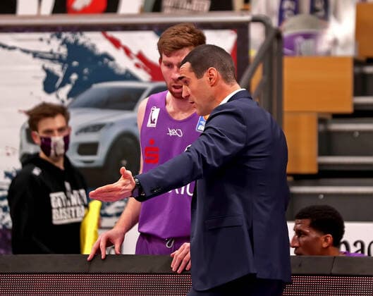 GSD zje123 Basketball Bundesliga Saison 2020 21 BG Göttingen - Ratiopharm Ulm Göttingens Will Rayman (links) mit Trainer Roel Moors