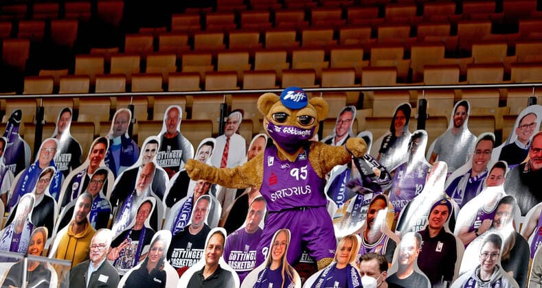 GSD zje123 Basketball Bundesliga Saison 2020 21 BG Göttingen - Ratiopharm Ulm Geisterspiele Göttingens Maskottchen Zuffi als Geist zwischen Papp Zuschauern