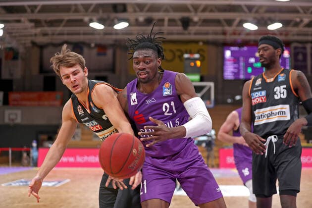 GSD zje123 Basketball Bundesliga Saison 2020 21 BG Göttingen - Ratiopharm Ulm Göttingens Tai Odiase (am Ball) gegen Ulms Patrick Heckmann