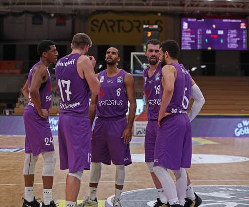 GSD zje123 Basketball Bundesliga Saison 2020 21 BG Göttingen - Ratiopharm Ulm Göttingens Spielerkreis nach der Niederlage
