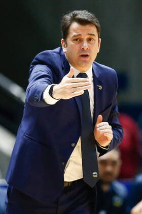 17.01.2021, xtgx, Basketball, easyCredit BBL, Basketball Loewen Braunschweig - ALBA Berlin emspor, v.l. Israel Gonzalez (Berlin, Trainer) gestikuliert, gibt Anweisungen Braunschweig