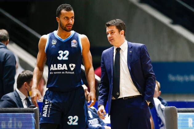 17.01.2021, xtgx, Basketball, easyCredit BBL, Basketball Loewen Braunschweig - ALBA Berlin emspor, v.l. Johannes Thiemann (Berlin, 32), Israel Gonzalez (Berlin, Trainer) Braunschweig
