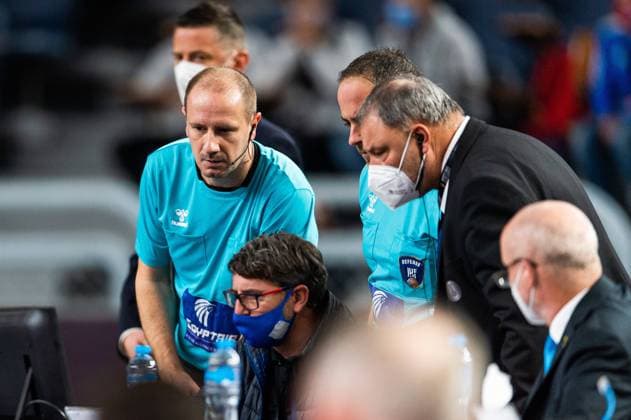 210118 Referees Matija Gubica and Boris Milosevic during a videoreview in the 2021 IHF World Handball Championship match between North Macedonia and Chile on January 18, 2021 in Cairo. Photo: Mathias Bergeld BILDBYRAN COP 200 MB0093 handball handboll handball north macedonia nordmakedonien chile bbeng vm handball-vm handbolls-vm ihf handball World Championship, WM, Weltmeisterschaft world handball championship 2021 world championship 2021 videogranskning Copyright: MATHIASxBERGELD BB210118MB002