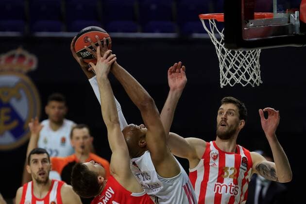 Real Madrid s Alex Tyus (C) duels for the ball with Red Star s Ognjen Kuzmic (R) during their Euroleague basketball match between Real Madrid and Red Star Belgrade held at WiZink Center arena, in Madrid, Spain, 18 January 2021. Real Madrid vs. Red Star Belgrade !ACHTUNG: NUR REDAKTIONELLE NUTZUNG!  Copyright: xFernandoxAlvaradox GRAF3088 20210118-637465958064012494