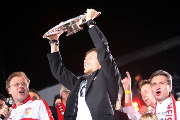 19.05.07 VfB Stuttgart Meisterschaft 2007 Empfang Schlossplatz Deutschland, Stuttgart, 19.05.2007, Fussball, Bundesliga, VfB Stuttgart, Meisterschaft 2007 Empfang Schlossplatz: Benjamin Lauth mit der Meisterschale. *** 19 05 07 VfB Stuttgart championship 2007 reception Schlossplatz Germany, Stuttgart, 19 05 2007, football, Bundesliga, VfB Stuttgart, championship 2007 reception Schlossplatz Benjamin Lauth with the championship trophy