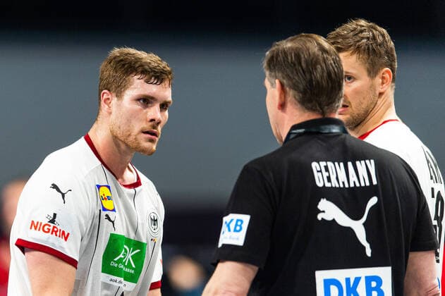 210119 Johannes Golla talks to Alfred Gislason, head coach of Germany during the 2021 IHF World Handball Championship match between Germany and Hungary on January 19, 2021 in Giza. Photo: Mathias Bergeld BILDBYRAN COP 200 MB0095 handball handboll handball germany tyskland ungern hungary bbeng vm handball-vm handbolls-vm ihf handball World Championship, WM, Weltmeisterschaft world handball championship 2021 world championship 2021 Copyright: MATHIASxBERGELD BB210119MB015