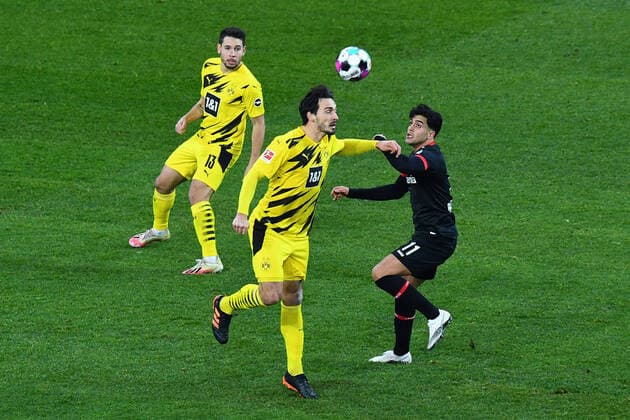 Fußball 1. Bundesliga 17. Spieltag Bayer 04 Leverkusen - Borussia Dortmund am 19.01.2021 in der BayArena in Leverkusen Raphael Guerreiro ( Dortmund ), hinten - Mats Hummels ( Dortmund ), links - Nadiem Amiri ( Leverkusen ), rechts DFL regulations prohibit any use of photographs as image sequences and or quasi-video. *** Football 1 Bundesliga 17 Matchday Bayer 04 Leverkusen Borussia Dortmund on 19 01 2021 at BayArena in Leverkusen Raphael Guerreiro Dortmund , back Mats Hummels Dortmund , left Nadiem Amiri Leverkusen , right DFL regulations prohibit any use of photographs as image sequences and or quasi video xRx