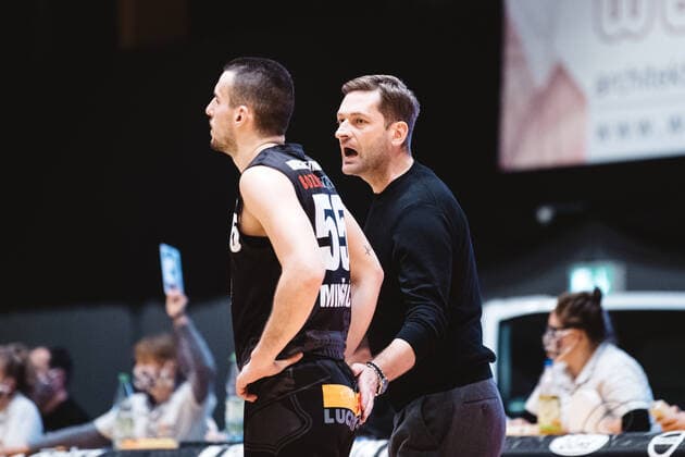 BARMER 2. Basketball Bundesliga ProA Saison 2020 2021 Spieltag 16 am 17.1.2021 Science City Jena vs VfL Kirchheim Knights v.re. im Austausch Trainer Igor Perovic (Kirchheim) mit Spieler Karlo Miksic (Kirchheim) Sparkassen Arena Jena