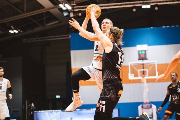 BARMER 2. Basketball Bundesliga ProA Saison 2020 2021 Spieltag 16 am 17.1.2021 Science City Jena vs VfL Kirchheim Knights Jan Heber (Jena) beim Korbleger gegen Tim Koch (Kirchheim) Sparkassen Arena Jena