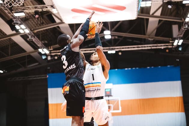 BARMER 2. Basketball Bundesliga ProA Saison 2020 2021 Spieltag 16 am 17.1.2021 Science City Jena vs VfL Kirchheim Knights v.re. Kasey Jamal Hill (Jena) beim Wurf gegen Richard Lawrence Willimas JR (Kirchheim) Sparkassen Arena Jena