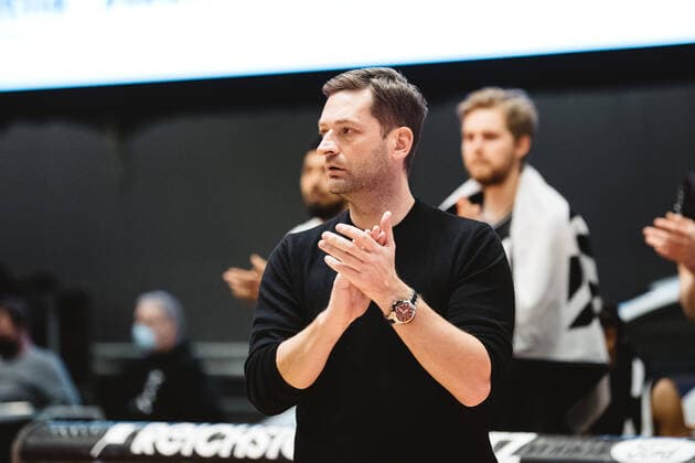 BARMER 2. Basketball Bundesliga ProA Saison 2020 2021 Spieltag 16 am 17.1.2021 Science City Jena vs VfL Kirchheim Knights Trainer Igor Perovic (Kirchheim) applaudiert an der Seitenlinie, Portrait Sparkassen Arena Jena