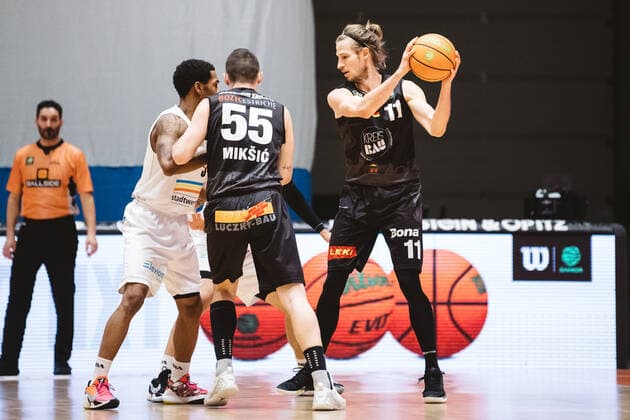 BARMER 2. Basketball Bundesliga ProA Saison 2020 2021 Spieltag 16 am 17.1.2021 Science City Jena vs VfL Kirchheim Knights rechts: Tim Koch (Kirchheim) am Ball Sparkassen Arena Jena