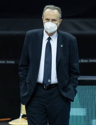 20.01.2021, Berlin, Basketball, MagentaSport BBL Pokal, Vorrunde, 1.Spieltag, Mercedes Benz Arena: ALBA Berlin - Basketball Loewen Braunschweig. ALBAs Head Coach Aito Garcia Reneses ist nach Coronainfektion erstmals zurueck beim Spiel und uebernimmt vorerst Co-Trainer Aufgaben. ALBA Berlin - Loewen Braunschweig