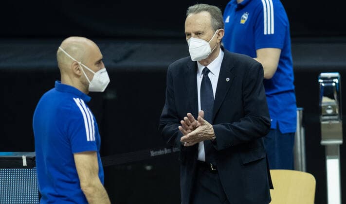 20.01.2021, Berlin, Basketball, MagentaSport BBL Pokal, Vorrunde, 1.Spieltag, Mercedes Benz Arena: ALBA Berlin - Basketball Loewen Braunschweig. ALBAs Head Coach Aito Garcia Reneses ist nach Coronainfektion erstmals zurueck beim Spiel und uebernimmt vorerst Co-Trainer Aufgaben. ALBA Berlin - Loewen Braunschweig