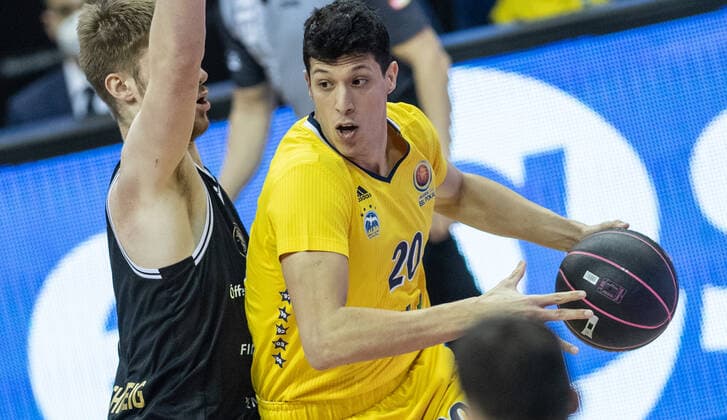 20.01.2021, Berlin, Basketball, MagentaSport BBL Pokal, Vorrunde, 1.Spieltag, Mercedes Benz Arena: ALBA Berlin - Basketball Loewen Braunschweig. ALBAs Simone Fontecchio (r) kaempft gegen Luc van Slooten von Loewen Braunschweig um den Ball. ALBA Berlin - Loewen Braunschweig