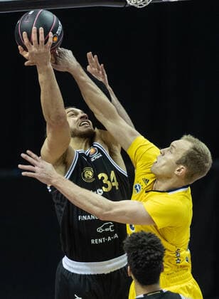 20.01.2021, Berlin, Basketball, MagentaSport BBL Pokal, Vorrunde, 1.Spieltag, Mercedes Benz Arena: ALBA Berlin - Basketball Loewen Braunschweig. Gavin Schilling von Loewen Braunschweig springt zum Korb gegen ALBAs Luke Sikma (r). ALBA Berlin - Loewen Braunschweig
