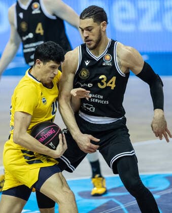 20.01.2021, Berlin, Basketball, MagentaSport BBL Pokal, Vorrunde, 1.Spieltag, Mercedes Benz Arena: ALBA Berlin - Basketball Loewen Braunschweig. ALBAs Simone Fontecchio (l) kaempft gegen Gavin Schilling von Loewen Braunschweig um den Ball. ALBA Berlin - Loewen Braunschweig