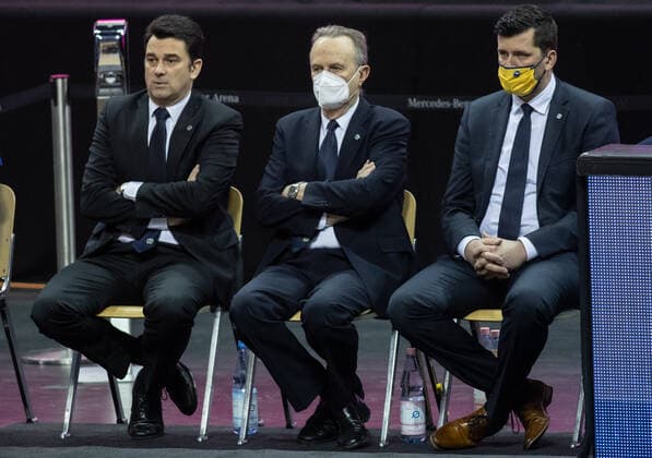 20.01.2021, Berlin, Basketball, MagentaSport BBL Pokal, Vorrunde, 1.Spieltag, Mercedes Benz Arena: ALBA Berlin - Basketball Loewen Braunschweig. ALBAs Head Coach Aito Garcia Reneses (M) ist nach Coronainfektion erstmals zurueck beim Spiel und uebernimmt vorerst Co-Trainer Aufgaben. Das Spiel leitet ALBAs Co-Trainer Israel Gonzalez (l). ALBAs Co-Trainer Sebastian Trzciona (r) sitzt daneben. ALBA Berlin - Loewen Braunschweig