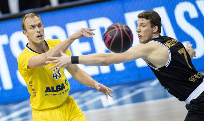 20.01.2021, Berlin, Basketball, MagentaSport BBL Pokal, Vorrunde, 1.Spieltag, Mercedes Benz Arena: ALBA Berlin - Basketball Loewen Braunschweig. ALBAs Luke Sikma (l) kaempft gegen Lukas Meisner von Loewen Braunschweig um den Ball. ALBA Berlin - Loewen Braunschweig
