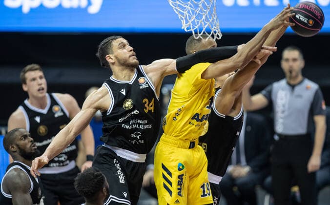 20.01.2021, Berlin, Basketball, MagentaSport BBL Pokal, Vorrunde, 1.Spieltag, Mercedes Benz Arena: ALBA Berlin - Basketball Loewen Braunschweig. Gavin Schilling von Loewen Braunschweig kaempft gegen ALBAs Louis Olinde (r) um den Ball. ALBA Berlin - Loewen Braunschweig
