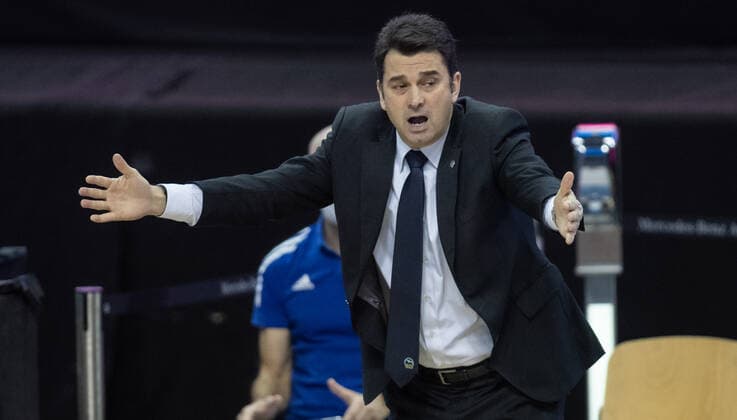 20.01.2021, Berlin, Basketball, MagentaSport BBL Pokal, Vorrunde, 1.Spieltag, Mercedes Benz Arena: ALBA Berlin - Basketball Loewen Braunschweig. ALBAs Co-Trainer Israel Gonzalez steht gestikulierend am Rand des Courts. Aufgrund der ausgestandenen Coronainfektion des Headcoachs leitet Gonzalez heute das Spiel. ALBA Berlin - Loewen Braunschweig