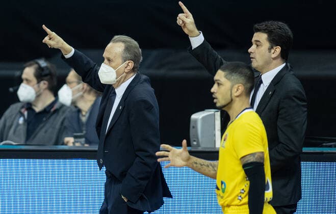 20.01.2021, Berlin, Basketball, MagentaSport BBL Pokal, Vorrunde, 1.Spieltag, Mercedes Benz Arena: ALBA Berlin - Basketball Loewen Braunschweig. ALBAs Head Coach Aito Garcia Reneses (l-r), Peyton Siva und Co-Trainer Israel Gonzalez stehen gestikulierend am Spielfeldrand. ALBA Berlin - Loewen Braunschweig