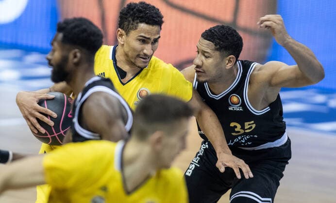 20.01.2021, Berlin, Basketball, MagentaSport BBL Pokal, Vorrunde, 1.Spieltag, Mercedes Benz Arena: ALBA Berlin - Basketball Loewen Braunschweig. ALBAs Maodo Lo (l) kaempft gegen Karim Jallow von Loewen Braunschweig um den Ball. ALBA Berlin - Loewen Braunschweig