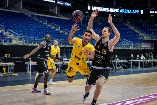 Basketball Berlin 20.01.2021 Saison 2020 2021 MAGENTA BBL Pokal Vorrunde Alba Berlin vs Basketball Löwen Braunschweig Maodo Lo (Alba Berlin, No.00) Martin Peterka (Braunschweig, No.15)
