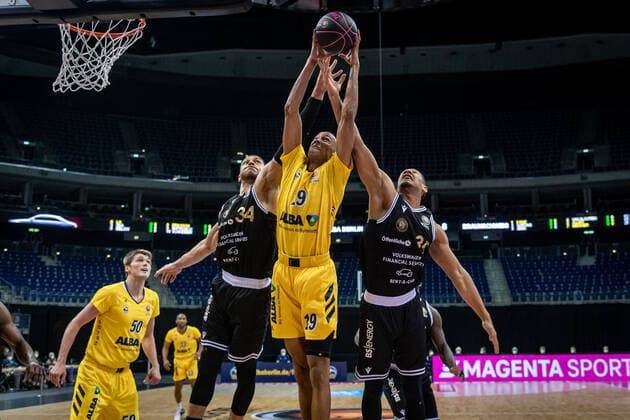 Basketball Berlin 20.01.2021 Saison 2020 2021 MAGENTA BBL Pokal Vorrunde Alba Berlin vs Basketball Löwen Braunschweig Louis Olinde (Alba Berlin, No.19) Gavin Schilling (Braunschweig, No.34) Karim Jallow (Braunschweig, No.35)