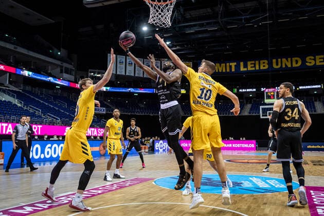 Basketball Berlin 20.01.2021 Saison 2020 2021 MAGENTA BBL Pokal Vorrunde Alba Berlin vs Basketball Löwen Braunschweig Bazoumana Kone (Braunschweig, No.01) Tim Schneider (Alba Berlin, No.10) Ben Lammers (Alba Berlin, No.50)