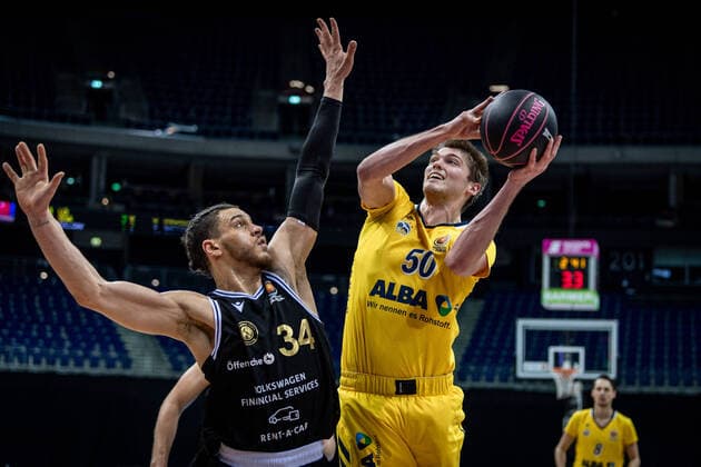 Bilder des Jahres 2021, Sport 01 Januar Sport Themen der Woche KW03 Sport Bilder des Tages Basketball Berlin 20.01.2021 Saison 2020 2021 MAGENTA BBL Pokal Vorrunde Alba Berlin vs Basketball Löwen Braunschweig Ben Lammers (Alba Berlin, No.50) Gavin Schilling (Braunschweig, No.34)