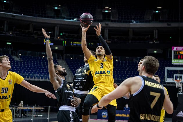 Basketball Berlin 20.01.2021 Saison 2020 2021 MAGENTA BBL Pokal Vorrunde Alba Berlin vs Basketball Löwen Braunschweig Peyton Siva (Alba Berlin, No.03) Gavin Schilling (Braunschweig, No.34) Bazoumana Kone (Braunschweig, No.01)