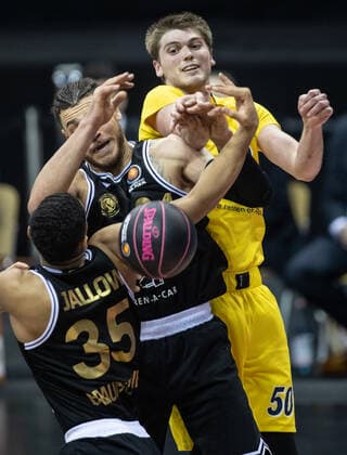 20.01.2021, Berlin, Basketball, MagentaSport BBL Pokal, Vorrunde, 1.Spieltag, Mercedes Benz Arena: ALBA Berlin - Basketball Loewen Braunschweig. ALBAs Ben Lammers (r-l) kaempft gegen Gavin Schilling und Karim Jallow von Loewen Braunschweig um den Ball. ALBA Berlin - Loewen Braunschweig