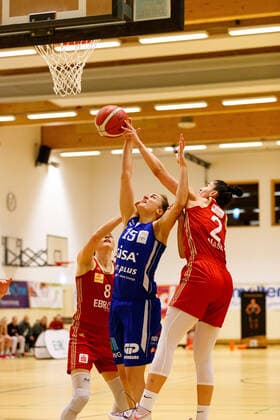 Hannover, Deutschland 20. Januar 2021: 1.BBL - Damen - 2020 2021 - TK Hannover vs. Gisa Lions SV Halle v. li. im Zweikampf Tessa Stammberger (Hannover), Styliani Fouraki (Halle), Mia Masic (Hannover) Sporthalle Birkenstraße Niedersachsen Copyright: xFotostandx xxMattheyx