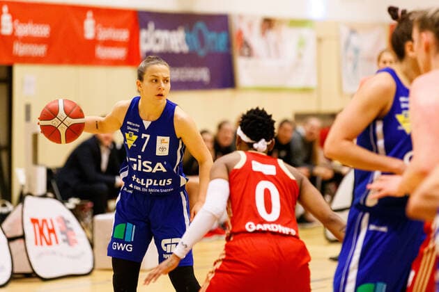 Hannover, Deutschland 20. Januar 2021: 1.BBL - Damen - 2020 2021 - TK Hannover vs. Gisa Lions SV Halle v. li. im Zweikampf Laura Schinkel (Halle) und Stephanie Gardner (Hannover) Sporthalle Birkenstraße Niedersachsen Copyright: xFotostandx xxMattheyx