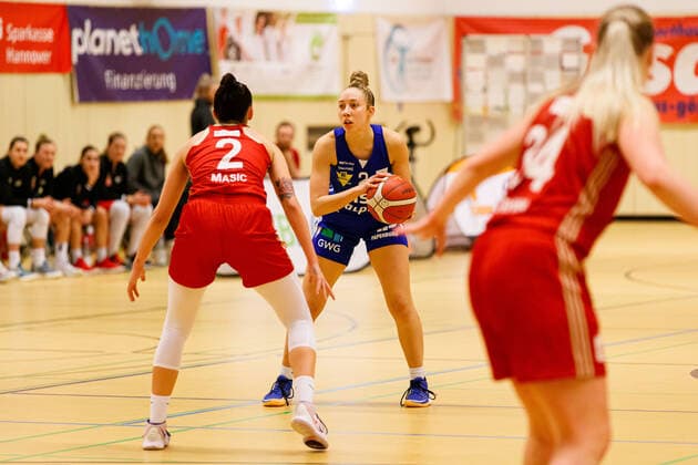 Hannover, Deutschland 20. Januar 2021: 1.BBL - Damen - 2020 2021 - TK Hannover vs. Gisa Lions SV Halle v. li. im Zweikampf Mia Masic (Hannover) und Darien Huff (Halle) Sporthalle Birkenstraße Niedersachsen Copyright: xFotostandx xxMattheyx