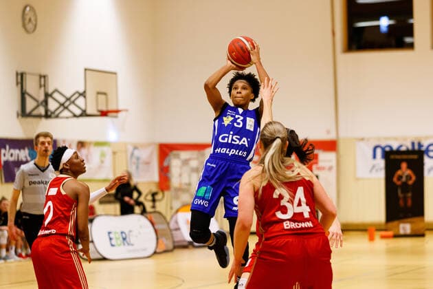 Hannover, Deutschland 20. Januar 2021: 1.BBL - Damen - 2020 2021 - TK Hannover vs. Gisa Lions SV Halle v.li. Stephanie Gardner (Hannover), Deeshyra Thomas (Halle), Hannah Brown (Hannover) Sporthalle Birkenstraße Niedersachsen Copyright: xFotostandx xxMattheyx