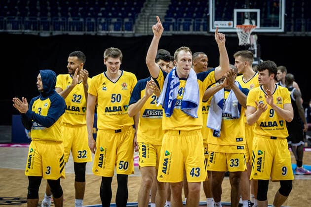Sport Bilder des Tages Basketball Berlin 20.01.2021 Saison 2020 2021 MAGENTA BBL Pokal Vorrunde Alba Berlin vs Basketball Löwen Braunschweig Jubel Alba Luke Sikma (Alba Berlin, No.43) mi. Team