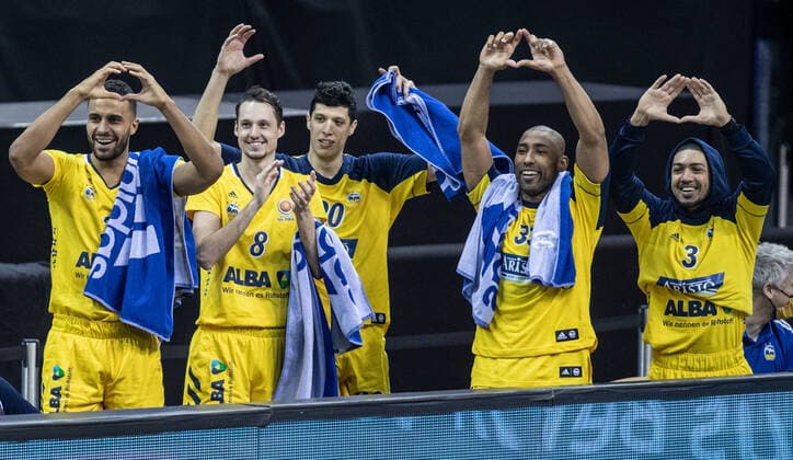 20.01.2021, Berlin, Basketball, MagentaSport BBL Pokal, Vorrunde, 1.Spieltag, Mercedes Benz Arena: ALBA Berlin - Basketball Loewen Braunschweig. ALBAs Johannes Thiemann (l-r), Marcus Eriksson, Simone Fontecchio, Jayson Granger und Peyton Siva stehen nach dem Sieg gestikulierend am Rand des Courts. ALBA Berlin - Loewen Braunschweig