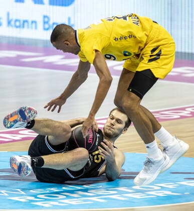 20.01.2021, Berlin, Basketball, MagentaSport BBL Pokal, Vorrunde, 1.Spieltag, Mercedes Benz Arena: ALBA Berlin - Basketball Loewen Braunschweig. Martin Peterka von Loewen Braunschweig stuerzt im Zweikampf mit ALBAs Louis Olinde (r). ALBA Berlin - Loewen Braunschweig