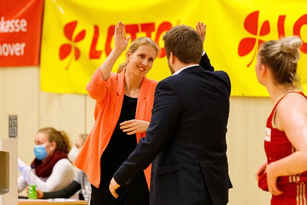 Hannover, Deutschland 20. Januar 2021: 1.BBL - Damen - 2020 2021 - TK Hannover vs. Gisa Lions SV Halle v.li. Trainerin Juliane Höhne Hoehne (Hannover) und Co-Trainer Alexander Meine (Hannover) klatschen sich ab nach dem Sieg ihrer Mannschaft. Sporthalle Birkenstraße Niedersachsen Copyright: xFotostandx xxMattheyx