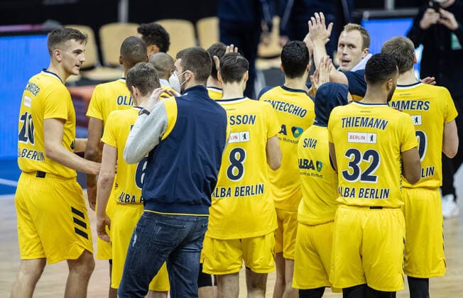 20.01.2021, Berlin, Basketball, MagentaSport BBL Pokal, Vorrunde, 1.Spieltag, Mercedes Benz Arena: ALBA Berlin - Basketball Loewen Braunschweig. Team von ALBA Berlin jubelt nach dem Sieg und bedankt sich. ALBA Berlin - Loewen Braunschweig